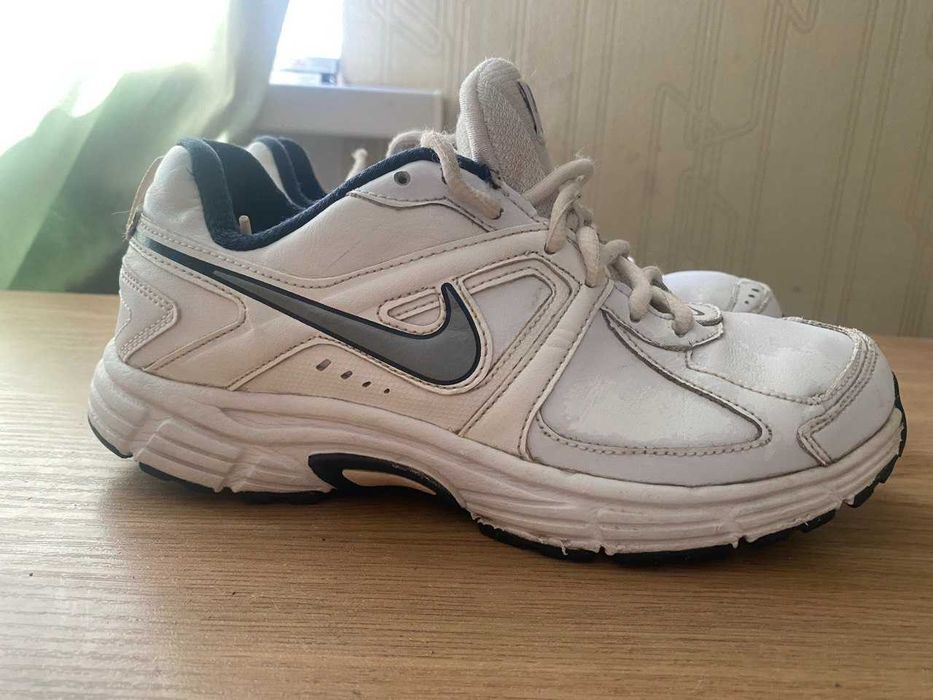 Кроссовки детские белые  NIKE. MADE IN INDONESIA.