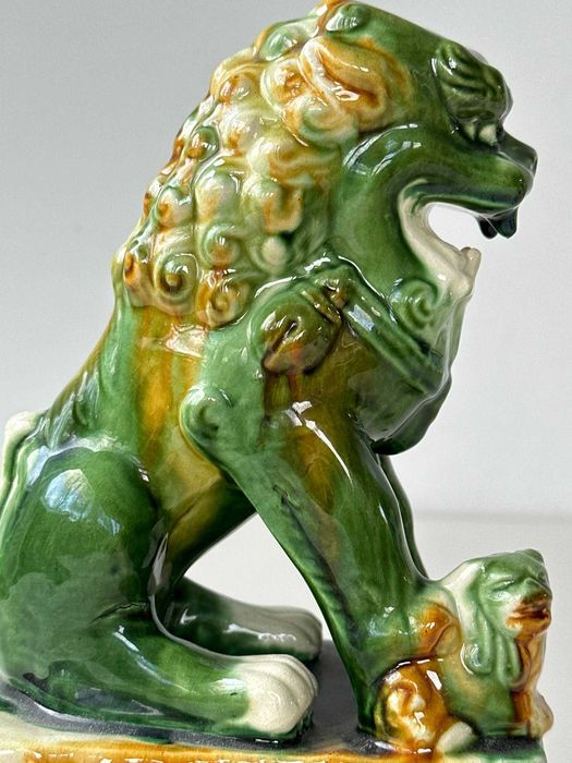 Um excepcional par de Cães de Foo, cerâmica China, Família Verde