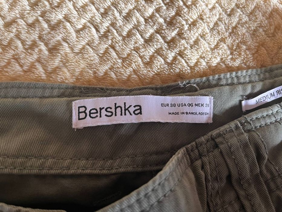 Sprzedaję spodnie cargo od Bershki w idealnym stanie.