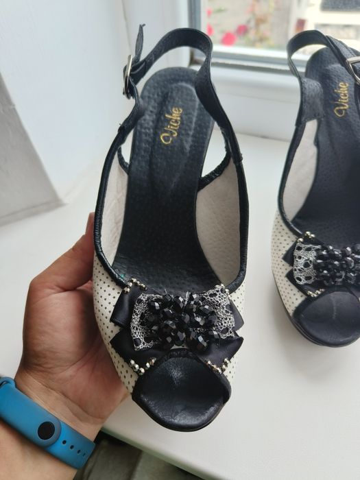 Босоніжки на високому підборі