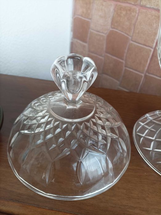 Lindíssima Taça em Vidro Trabalhado com Tampa