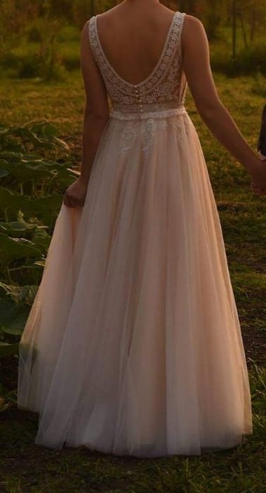 Suknia ślubna w odcieniu brzoskwiniowym