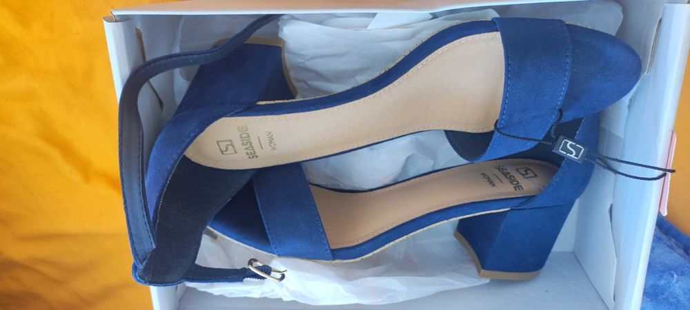 Sapatos azuis nunca usados