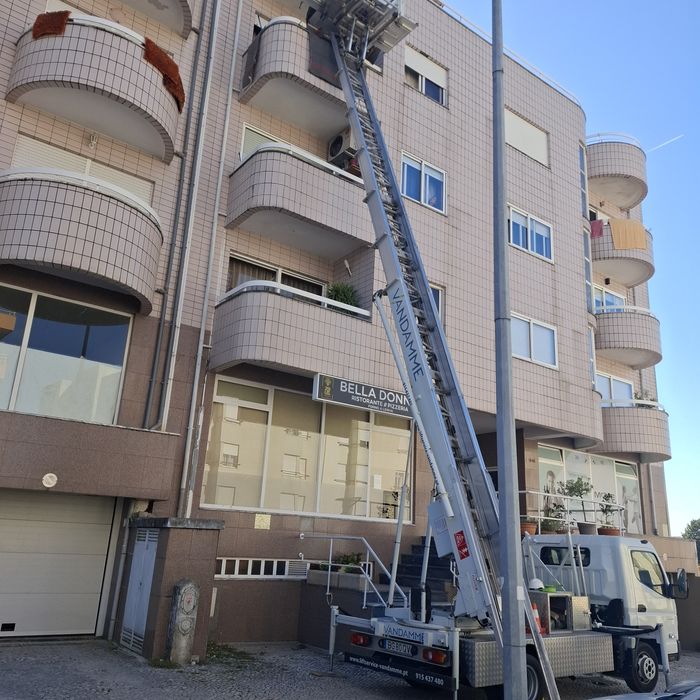 Mudança com ajuda de grua