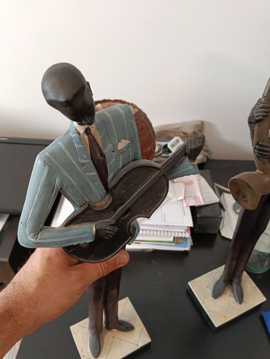 Estátua decorativa guitarrista