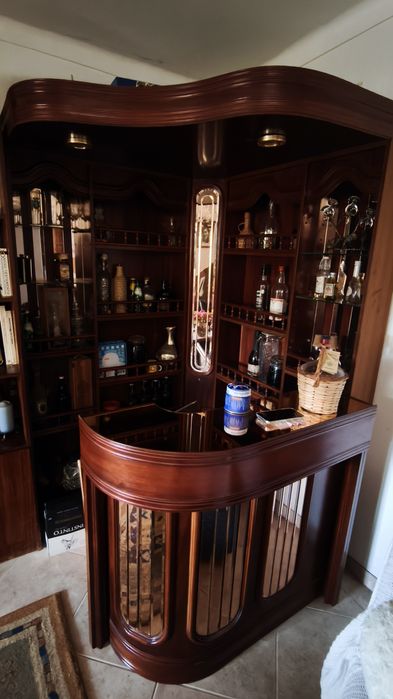 Móvel bar com espelhos