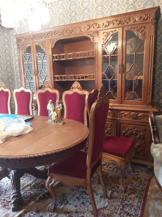 Aparador/Vitrine/Armario clássica impecável.Madeira maciça esculpida.