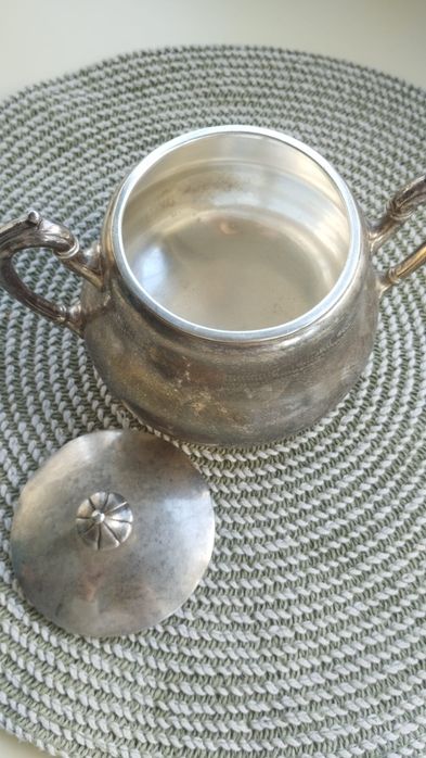 Jarra muito antiga, com tampa. Aproximadamente 15cm de altura. €10