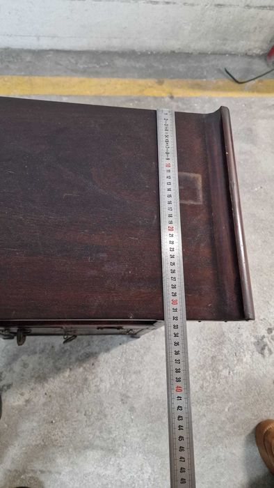 Móvel oriental em madeira c/ ferragens em latão — 64x51x32