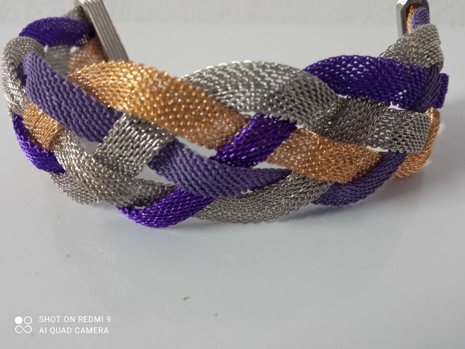 Muito elegantes pulseiras entrançadas, tons metalizados - fecho íman
