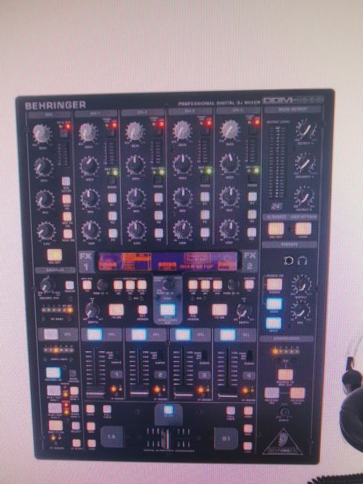 Material DJ Colunas Amplificadas,mésa de mistura e mesa de som. Luzes e suportes. Queiram mandar mensagem no whatsapp sff.