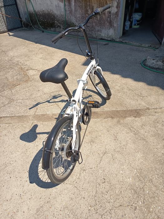Duas bicicletas, uma é elétrica