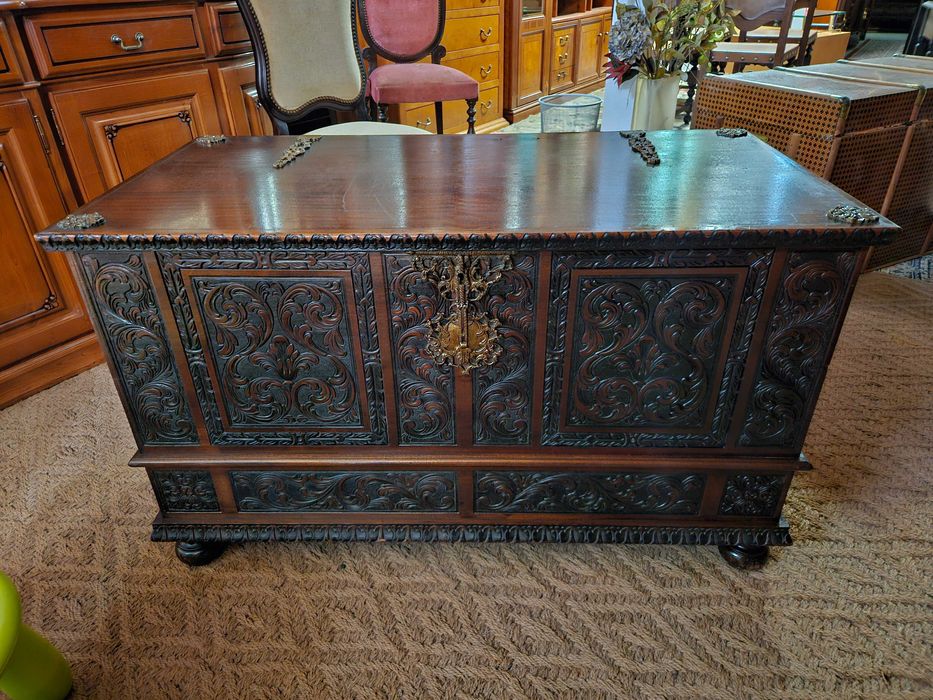 ARCA / Bau em madeira maciça trabalhada - óptimo estad