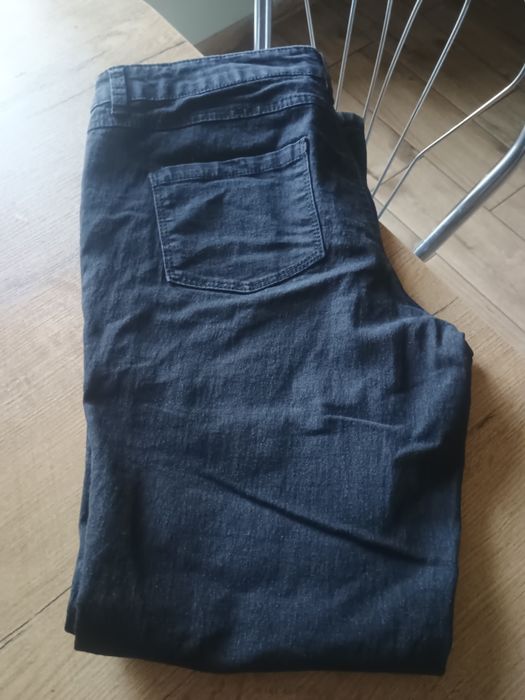 Czarne spodnie jeansy