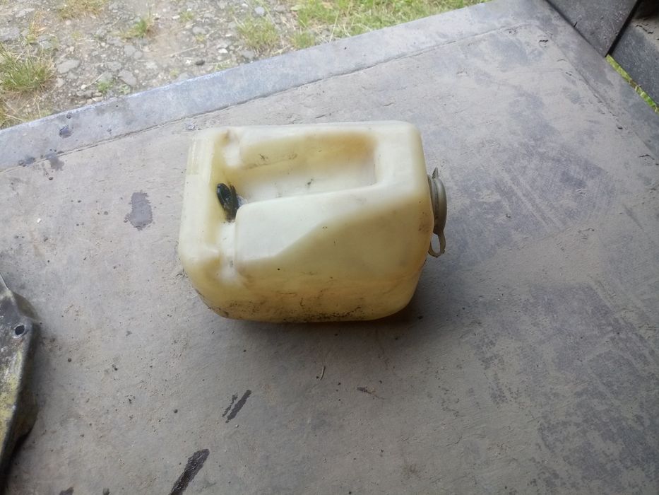 Продам  розширюваний бачок Пассат б2 ,88 року.