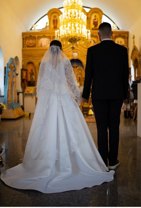 Гарна весільна сукня