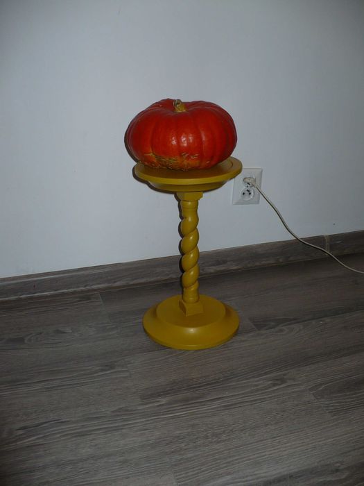 miodowy stojak , postument na kwiaty