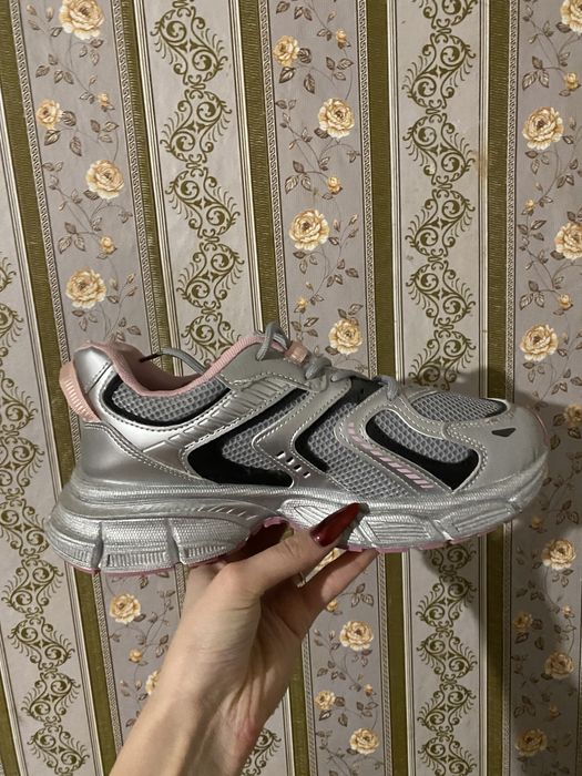 Новые кроссовки 40 размер