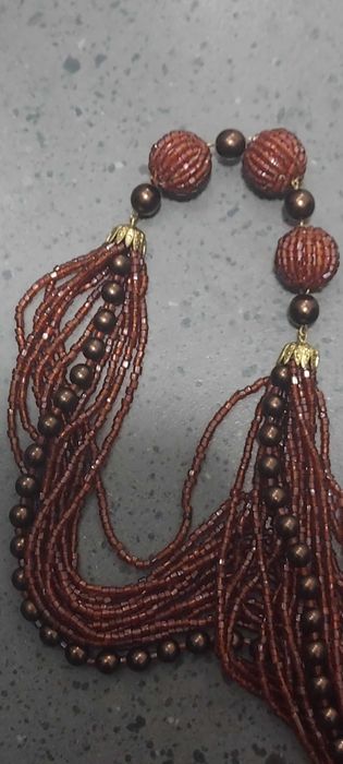 naszyjnik ze szklanych koralików w kolorze miedzi