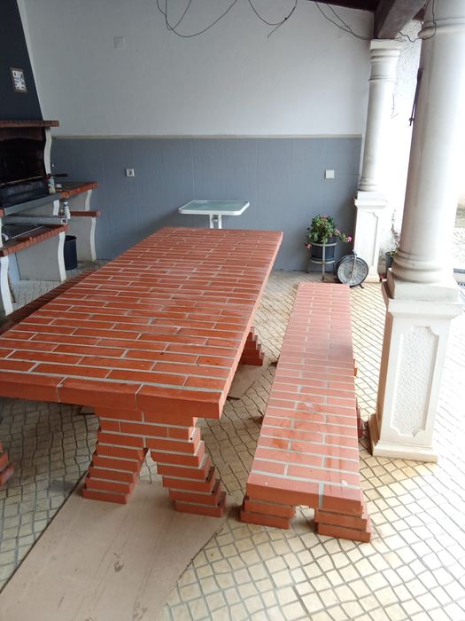 Mesa de churrasqueira + 2 bancos