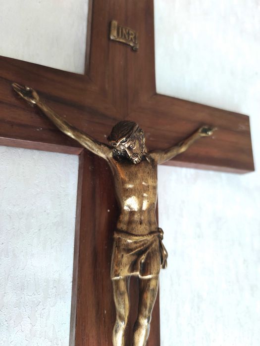 Crucifixo em madeira com Cristo em metal 50 cm
