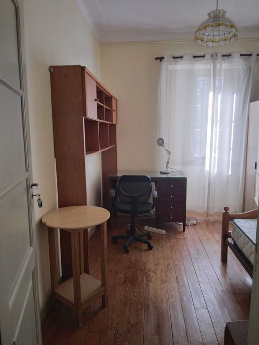 Aluga-se quarto a estudante