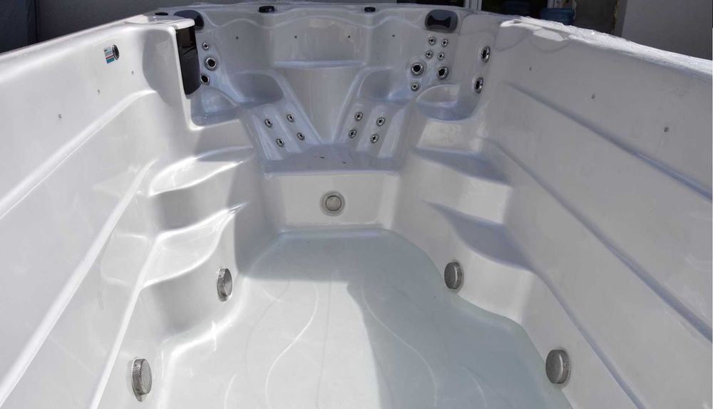 Basen spa z przeciwprądami + wanna z hydromasażem KORSYKA