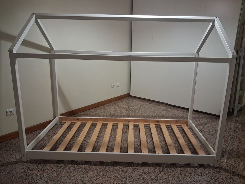 Cama de criança com armação de casa