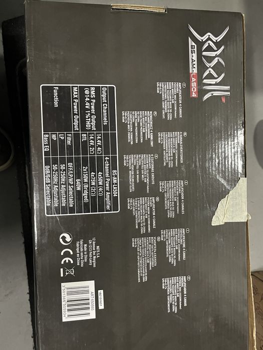 Amplificador, rádio, subwoofer, cabos e cabos