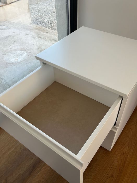 Mesa de cabeceira branca