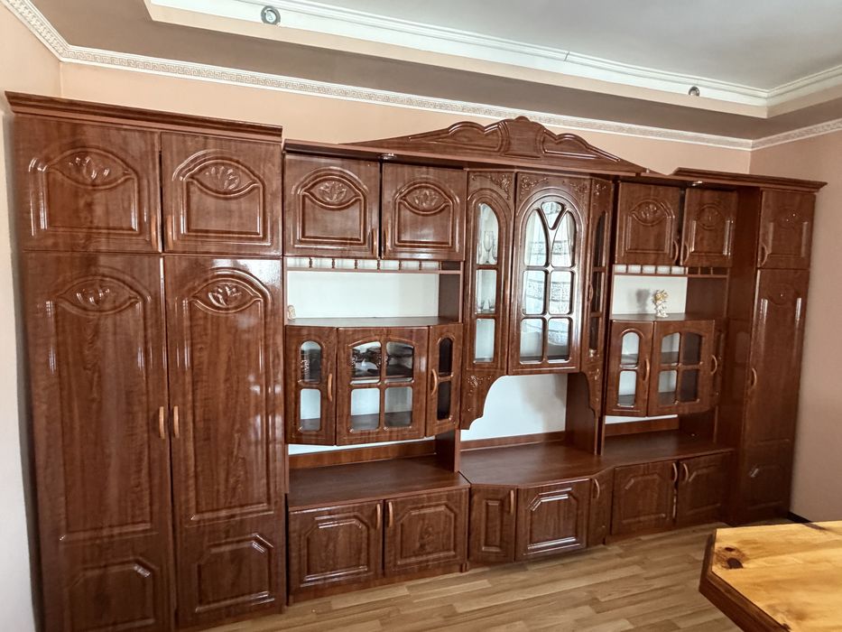 Стінка в коричневому кольорі