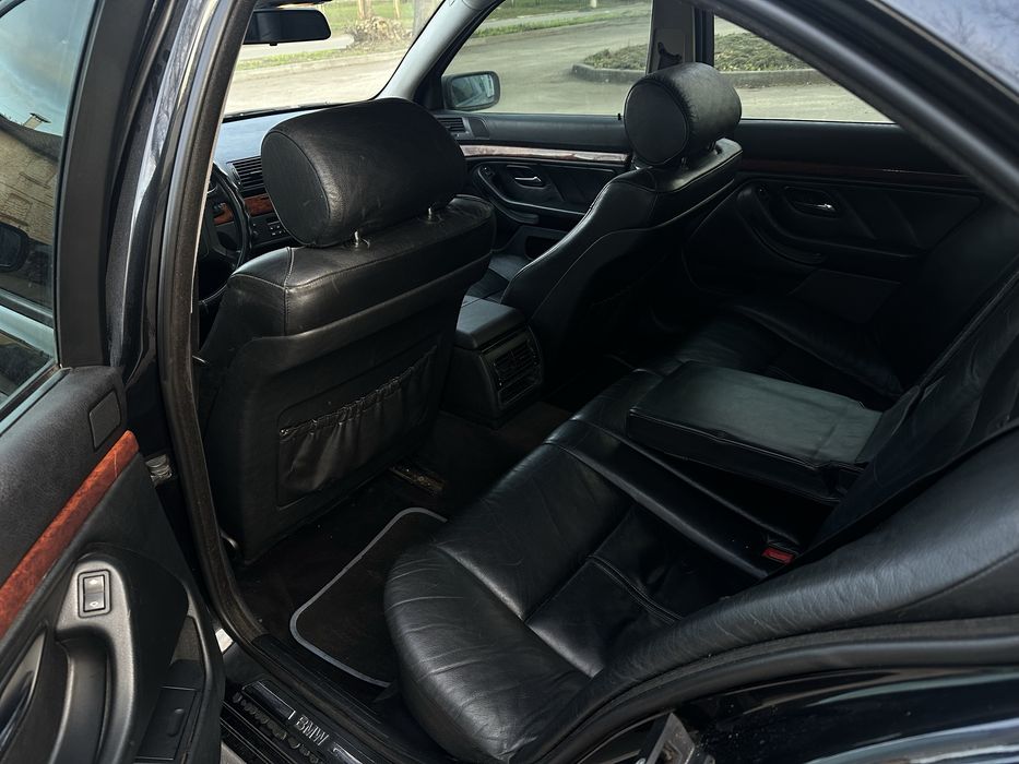 Черная BMW E39 ГАЗ Бензин