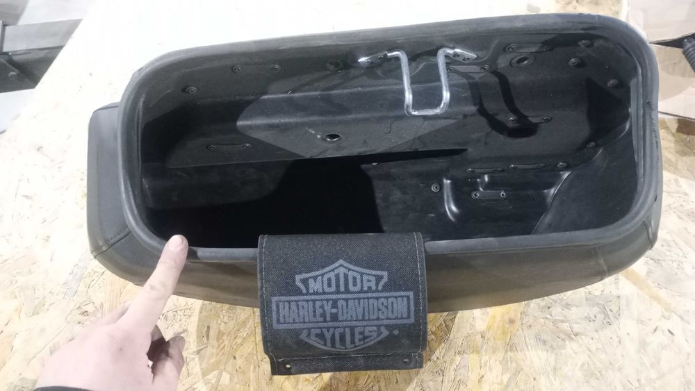 Kufer sakwa prawy Harley Davidson Softail FLHC Heritage Milwaukee 18+