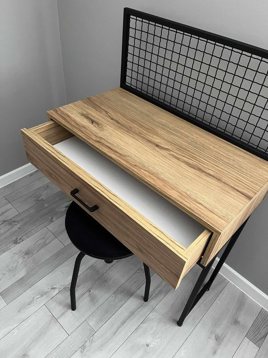 Toaletka - biurko z obrotowym krzesłem