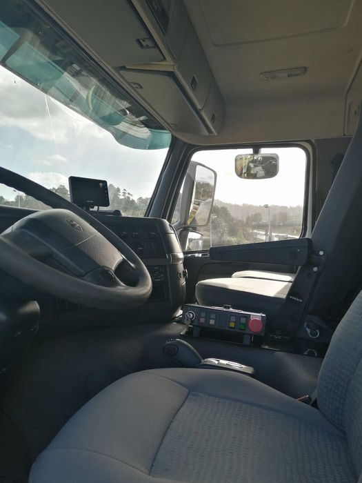 CAMIÃO VOLVO FM9 – 19T - 300cv – COM GRUA E BÁSCULA