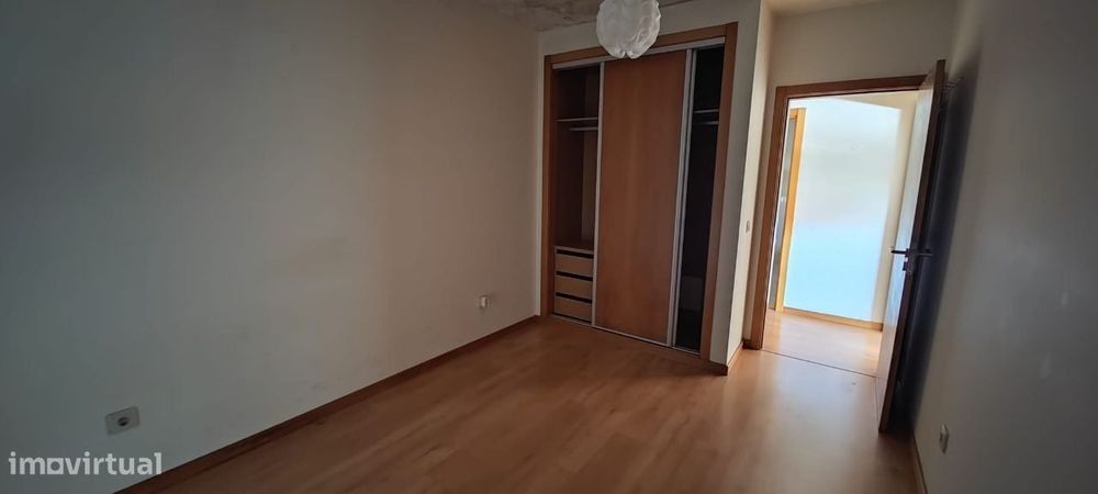Apartamento T2 com parqueamento e vista de mar.  A 3 minutos da pra...