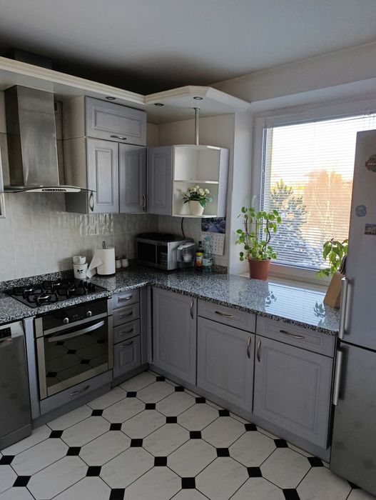 Meble kuchenne z granitowym blatem i sprzętem AGD