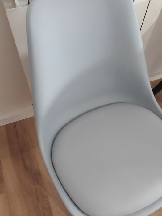 Cadeiras estilo tower cinza e madeira