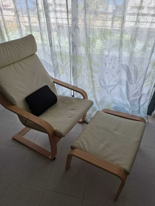 Poltrona IKEA POÄNG com repousa-pés