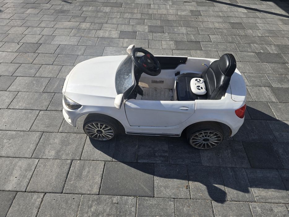 Дитячий електромобіль