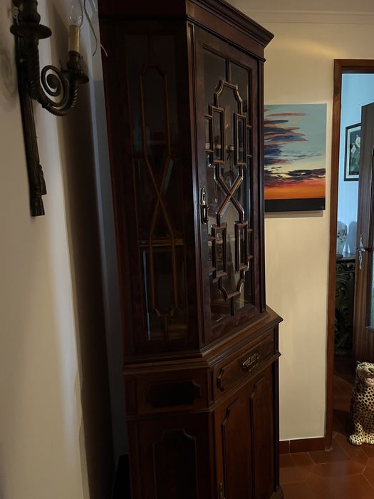 Armário de canto antigo