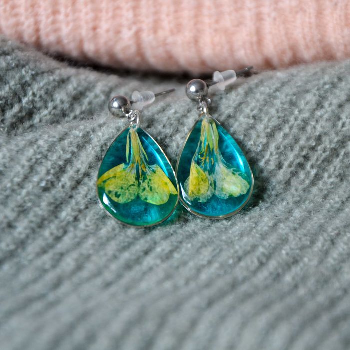 Kolczyki krople z kwitami polnymi na błękitnym tle