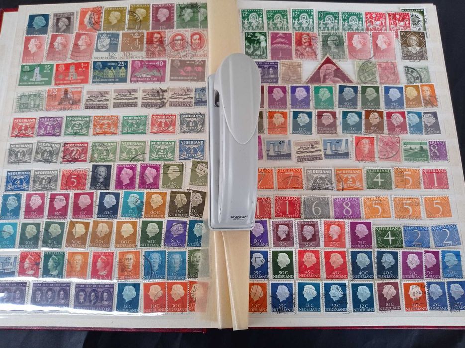 Znaczki pocztowe Holandia + kolonie - 1957 sztuk + klaser.