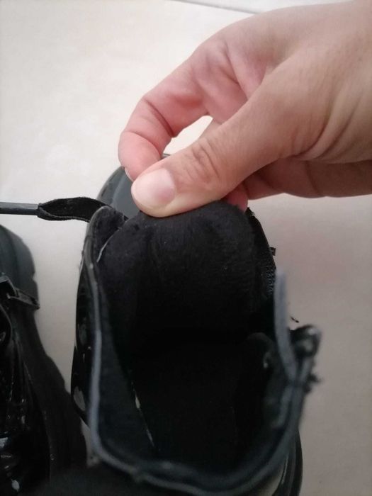 Dois pares de Botas para Criança (Tamanho 22) – Como Novas
