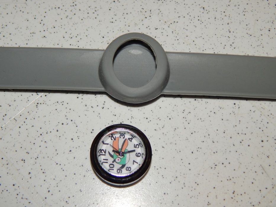 Детские часы с туканом в серой оправе.