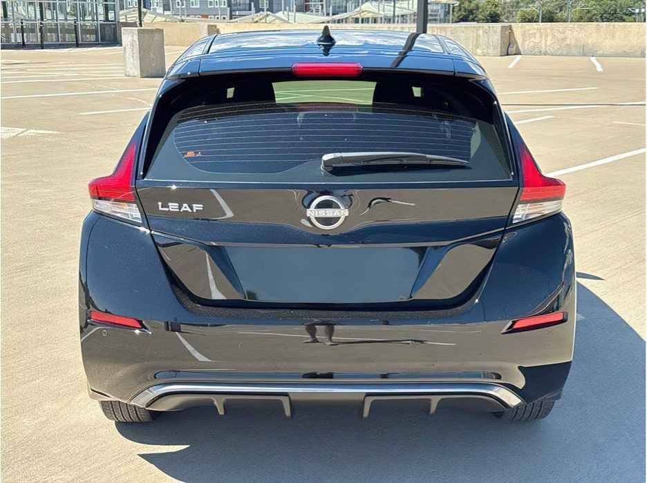 Nissan LEAF      2025