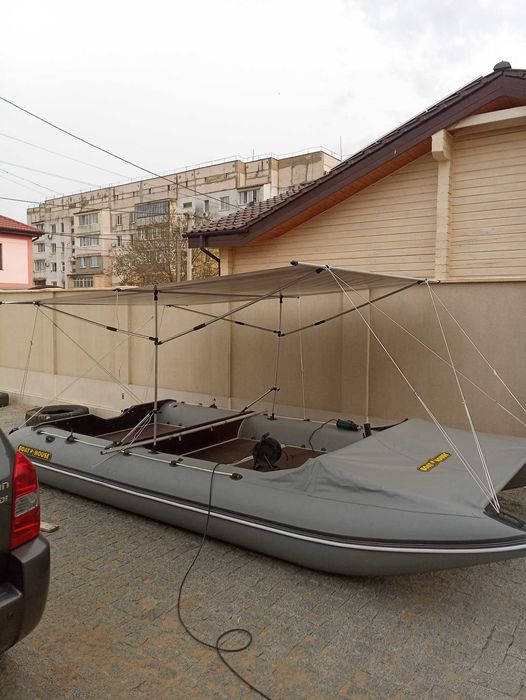 Катамаран Boathouse Travel 570 с парусом, тентом, креслами и столом