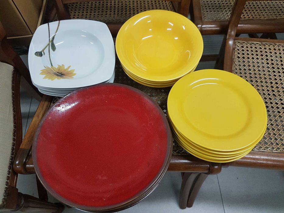 Conjunto de Vários Tipos de Pratos