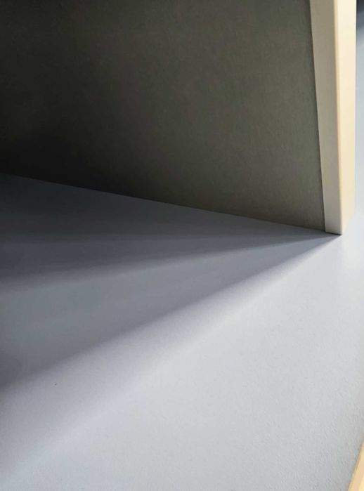 Regał solidny i dużą ilością półek