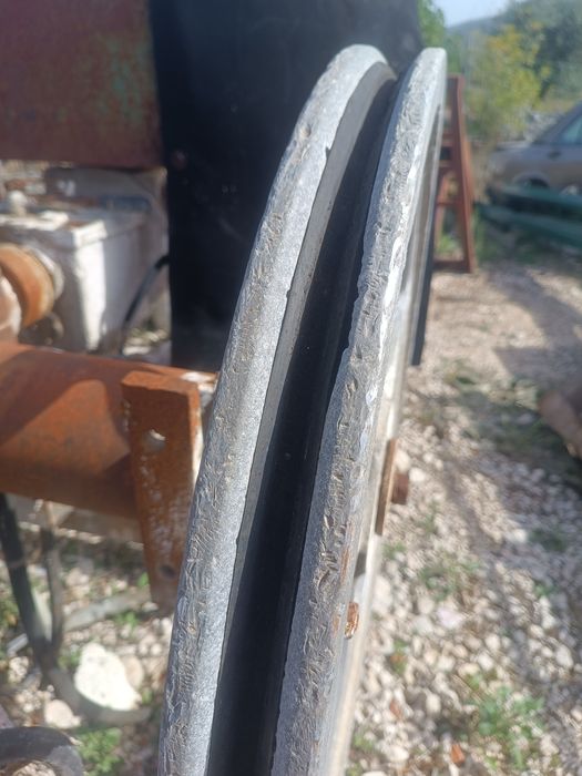 Máquina de serrar pedra , tem motor lombardini   a gasóleo.